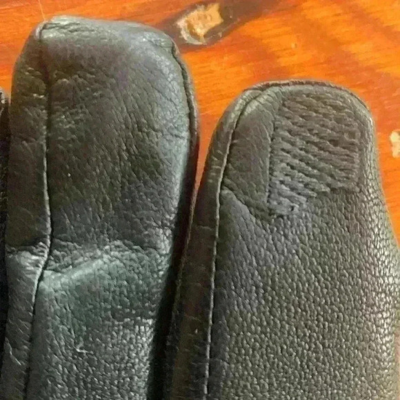 Isotoner Ladies New In Box Black Leather Gloves With Smart Touch Technology - Picture 3 of 7